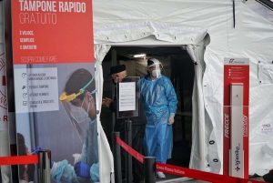 Tampone rapido gratuito in una tensostruttura della Croce rossa