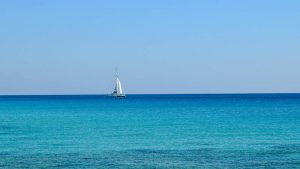 Catamarano nel mare della Sardegna