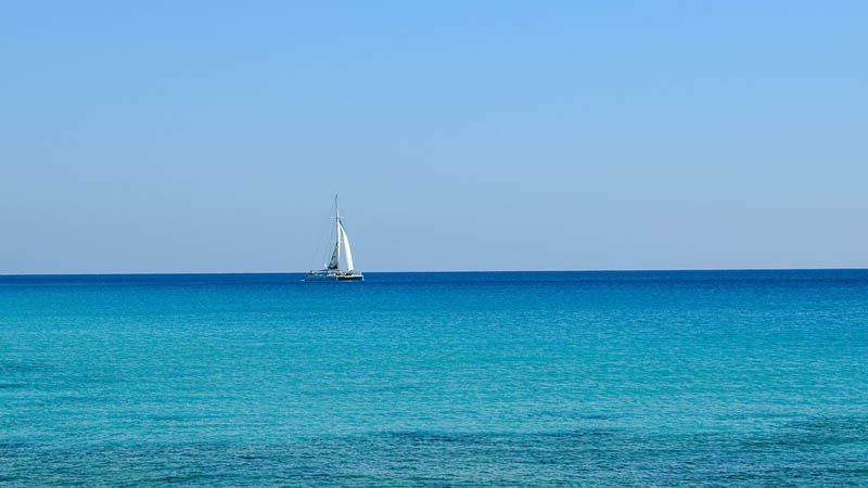 Catamarano nel mare della Sardegna