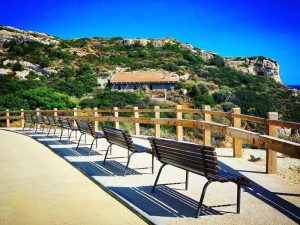 Panchine lungo la passeggiata di Calamosca a Cagliari