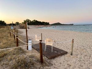 Area fumatori sulla spiaggia di Nora a Pula