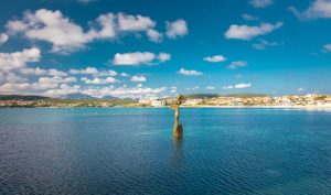 La sirena di Golfo Aranci con panorama sulla città gallurese