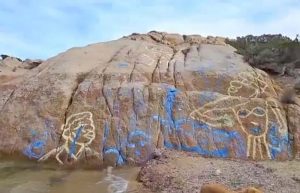 Scogliera deturpata dai vandali a Baja Sardinia