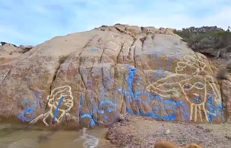 Scogliera deturpata dai vandali a Baja Sardinia