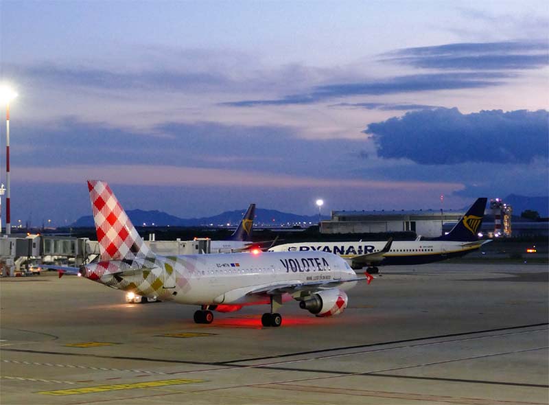 Aerei Volotea e Ryanair nell'aeroporto di Cagliari
