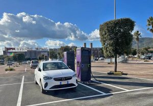 Stazione di ricarica per veicoli elettrici a Olbia, in Sardegna