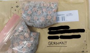 Pacco postale con sabbia di Is Arutas spedito in Germania