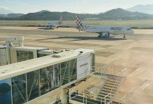 Aerei Volotea sulla pista dell'aeroporto di Olbia