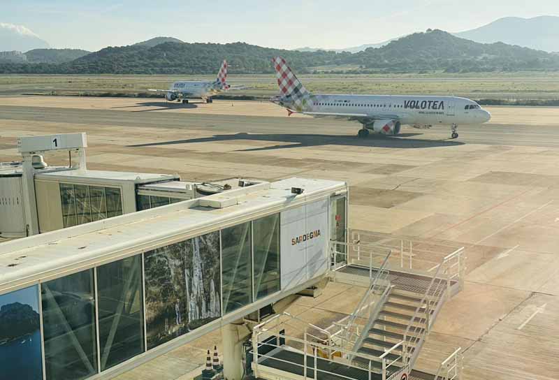 Aerei Volotea sulla pista dell'aeroporto di Olbia