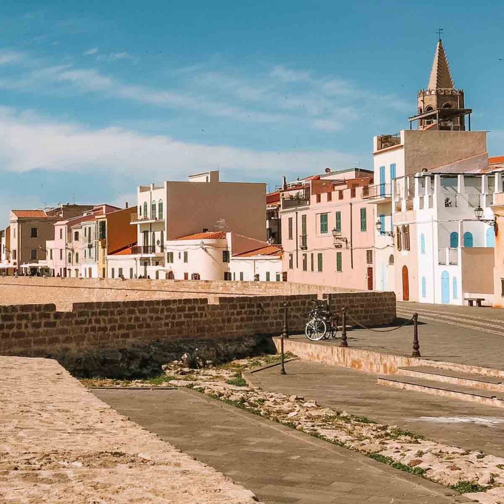 Lungomare sui bastioni di Alghero, in Sardegna