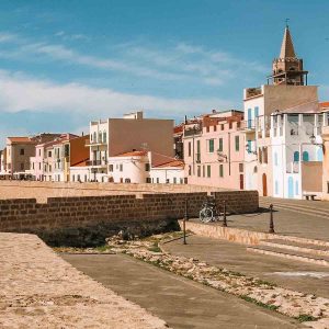 Lungomare sui bastioni di Alghero, in Sardegna