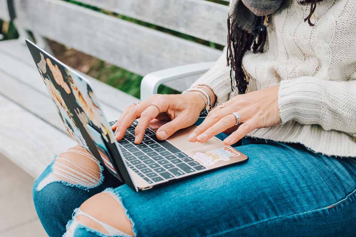 Nomade digitale al lavoro al suo laptop