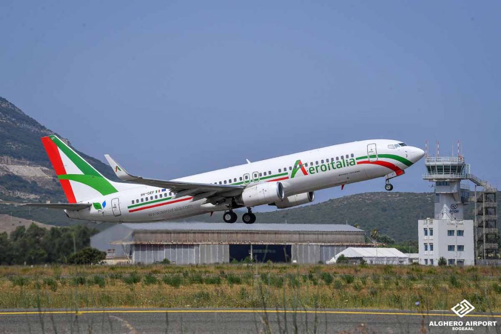 Aereo di AeroItalia decolla dall'aeroporto di Alghero