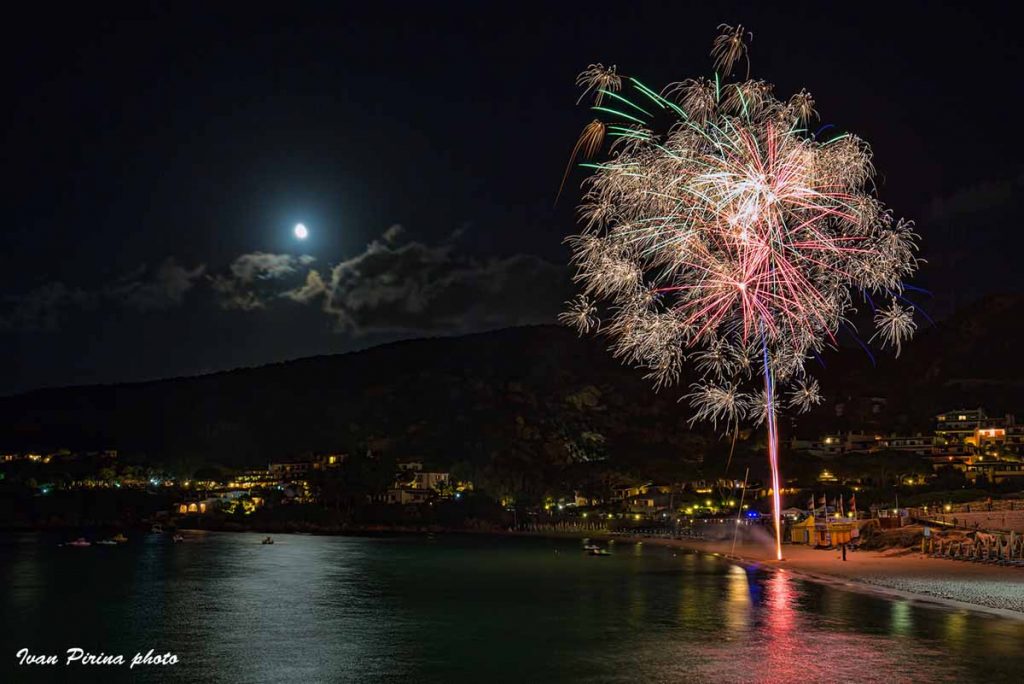 Fuochi d'artificio per Ferragosto sulle spiagge di Arzachena