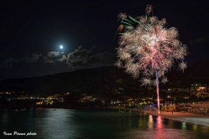 Fuochi d'artificio per Ferragosto sulle spiagge di Arzachena