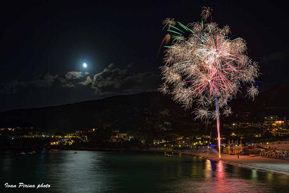 Fuochi d'artificio per Ferragosto sulle spiagge di Arzachena