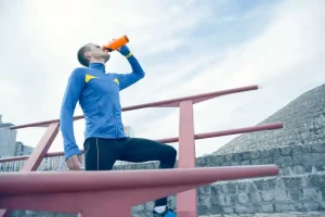 Atleta beve da una borraccia sportiva
