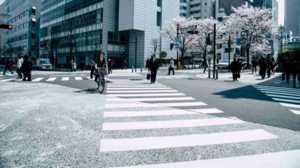 Pedoni, le regole per attraversare la strada - Pexels - sardegnainblog.it