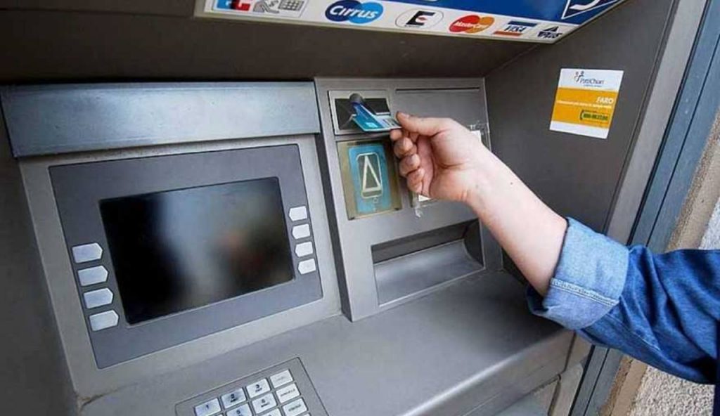 Addio alle commissioni per i bancomat