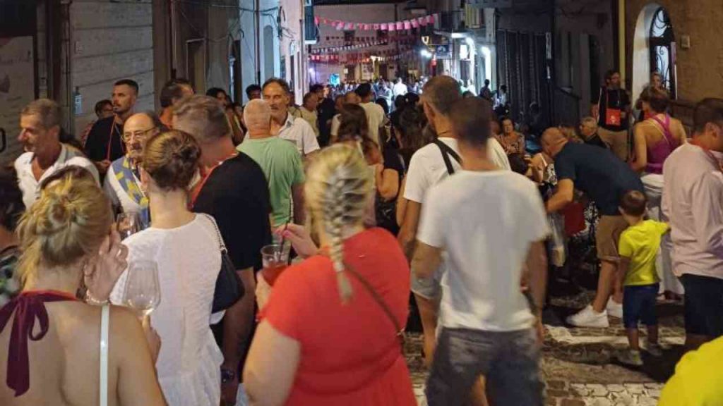 Sant’Antioco, notte di vino e stelle | “Calici di Stelle” celebra il Carignano tra musica e tradizione