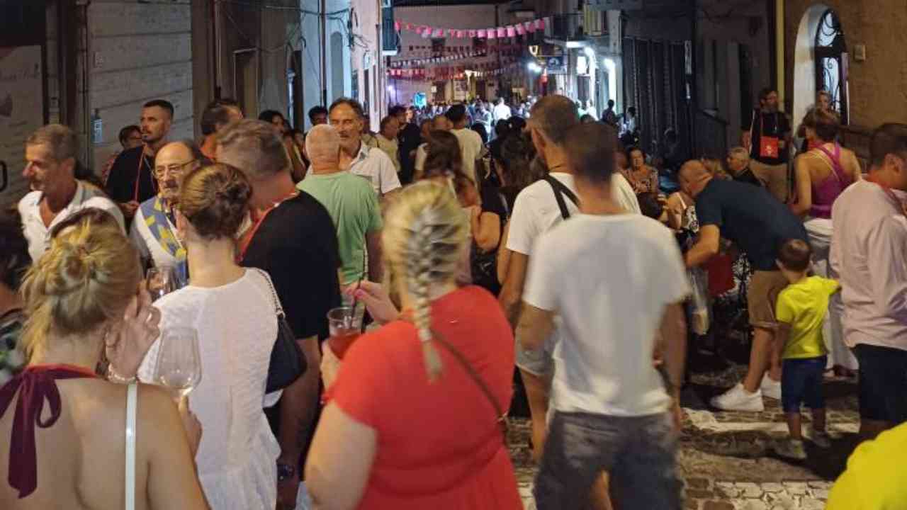 Sant’Antioco, notte di vino e stelle | “Calici di Stelle” celebra il Carignano tra musica e tradizione