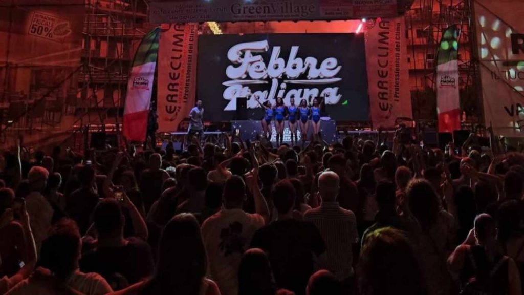 Castelsardo, piazza in delirio per la Febbre Italiana | Party-show travolge il pubblico: è boom di presenze