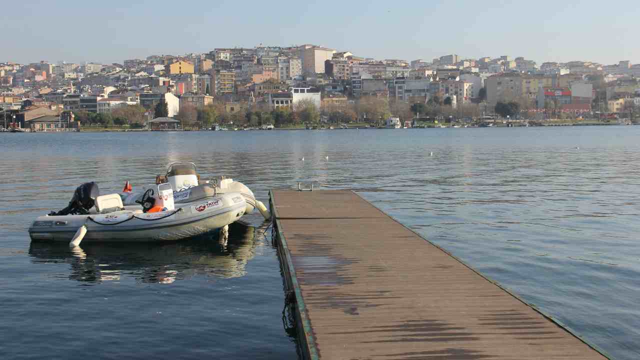 Cagliari, gommoni a riva e sole sotto la falesia | Pioggia di multe