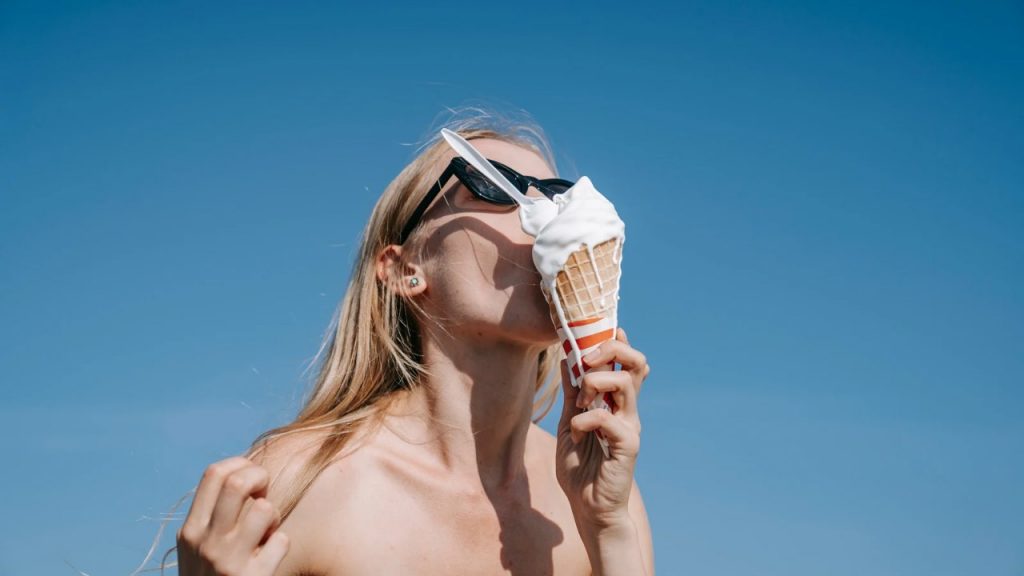 Donna che mangia un gelato