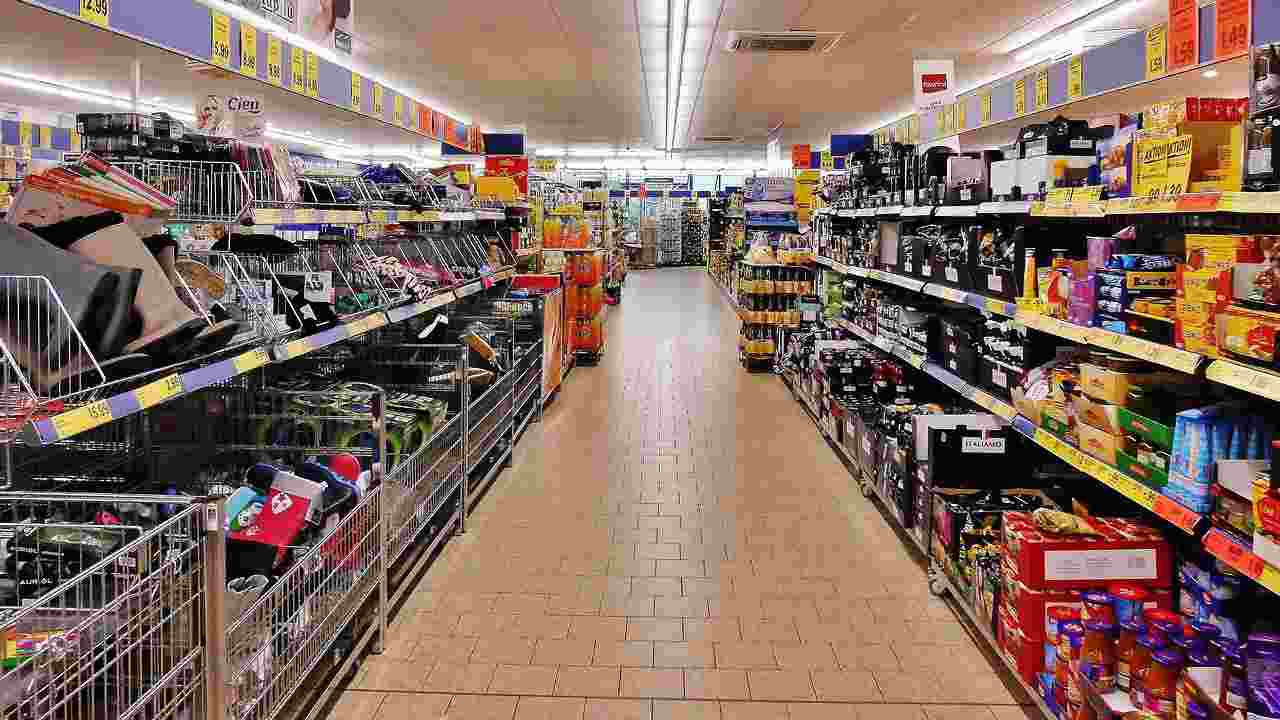 Villasimius, ruba al supermercato nonostante l’obbligo di dimora | Presi prodotti per 190 euro: fermato dai militari