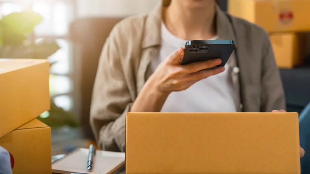 Persona che usa il telefono