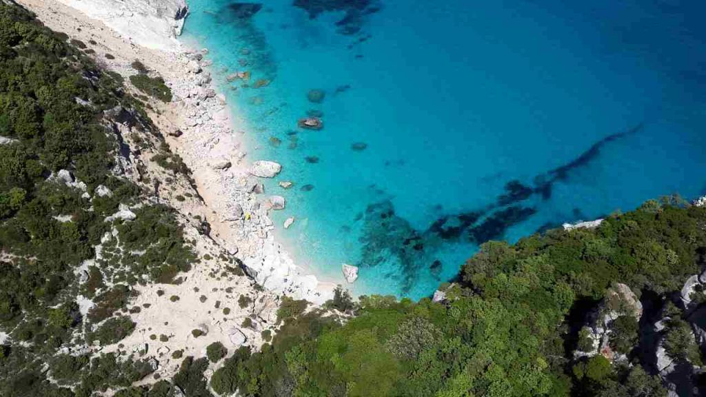 Sardegna, pessime notizie dall’economia | Si salva solo il Turismo: ecco i dati sugli arrivi