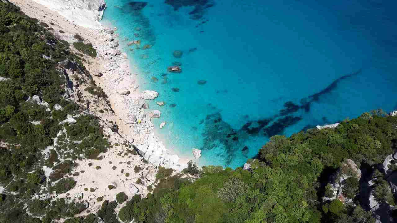 Sardegna, pessime notizie dall’economia | Si salva solo il Turismo: ecco i dati sugli arrivi