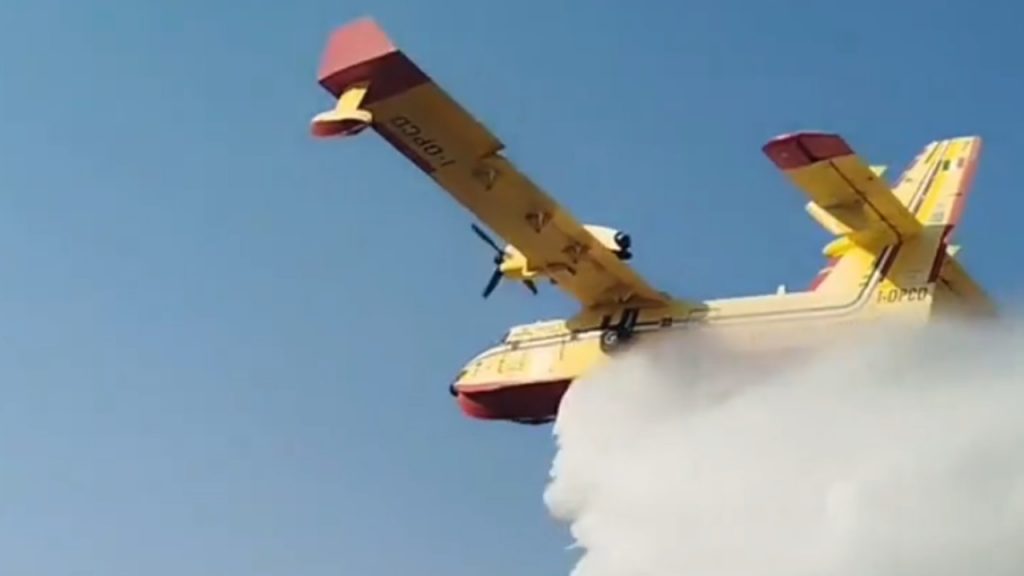 Ozieri, incendio minaccia le case | Canadair ed elicotteri in azione: cosa è successo