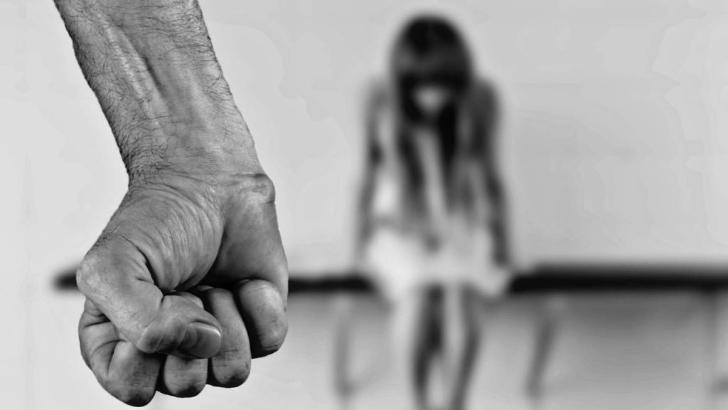 Minacce, violenze e colpi al volto con un fucile: paura a Serramanna | Arrestato un uomo per persecuzioni contro la compagna