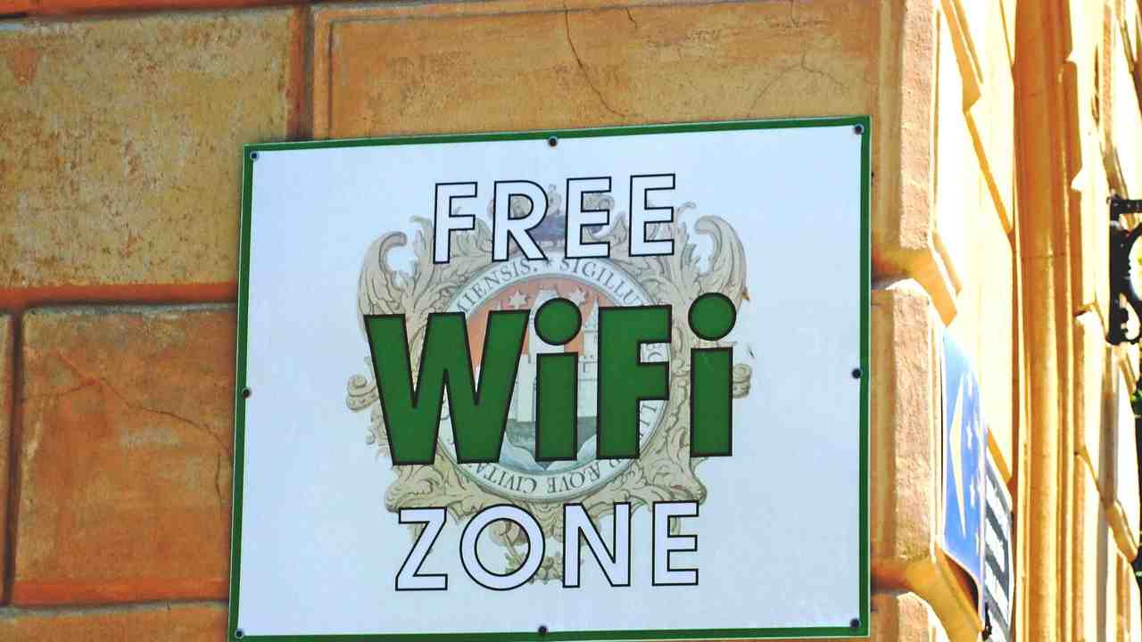 Cagliari, il Wi-Fi pubblico è un disastro | Connessione assente dal Poetto a via Roma: turisti offline