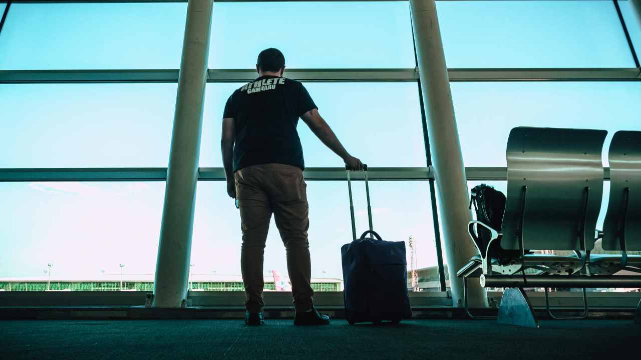 Elmas, in partenza con oltre 60mila euro nel bagaglio | Sequestrati i contanti: interviene la Finanza in aeroporto