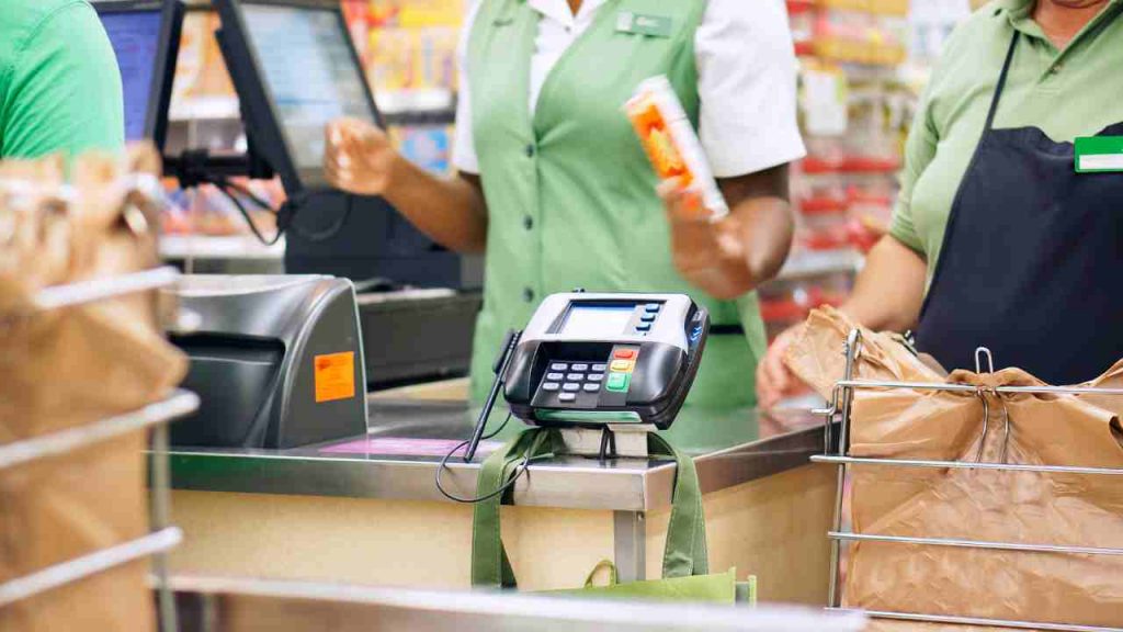 Stop al bancomat al supermercato