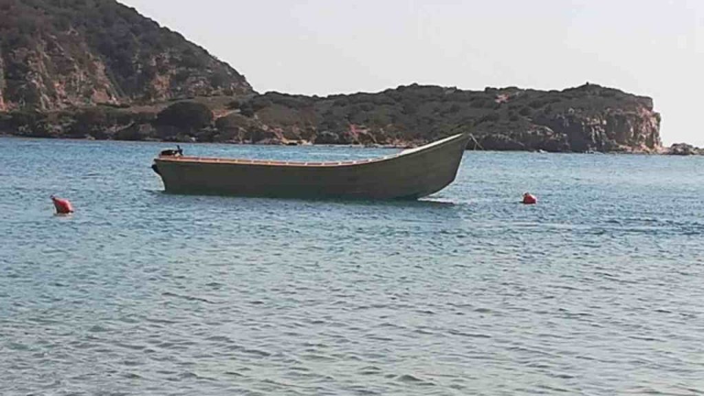 Chia, naufragio davanti a Cala Cipolla | Soccorsi 17 migranti: elicotteri in volo, si cercano dispersi