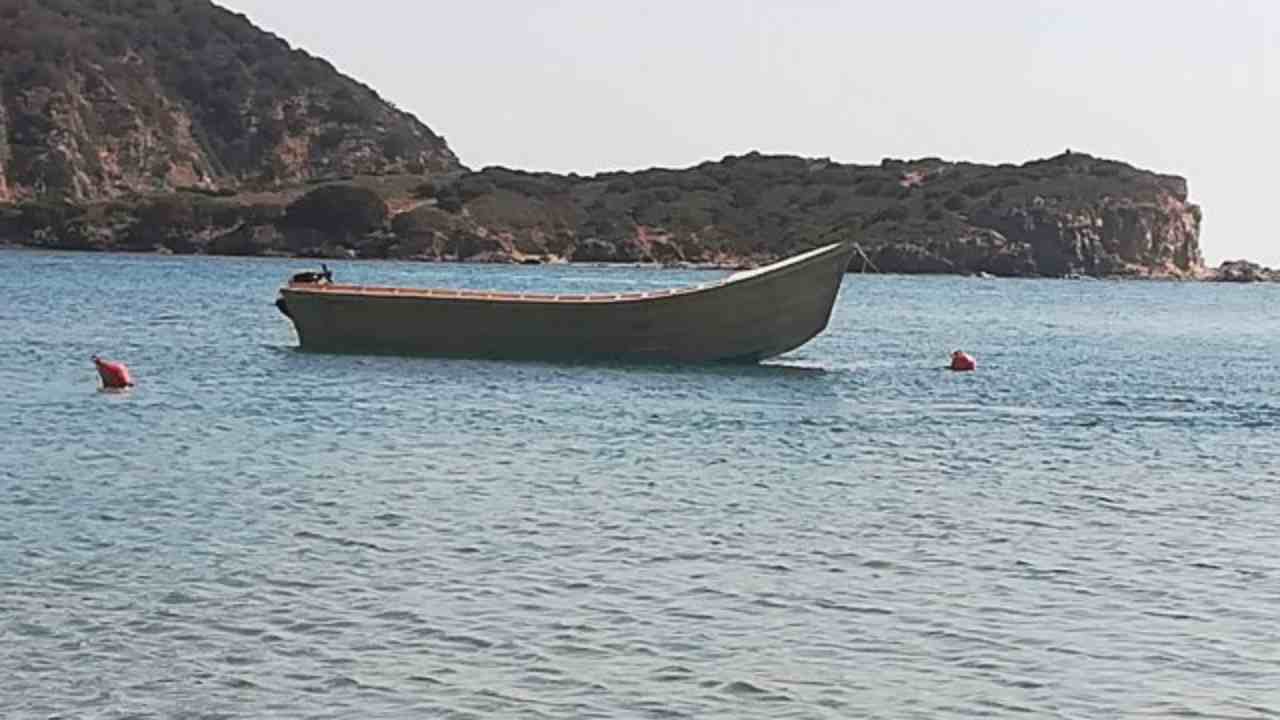 Chia, naufragio davanti a Cala Cipolla | Soccorsi 17 migranti: elicotteri in volo, si cercano dispersi