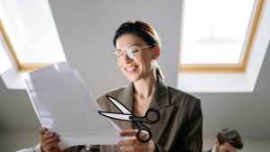 Donna felice con bolletta in mano