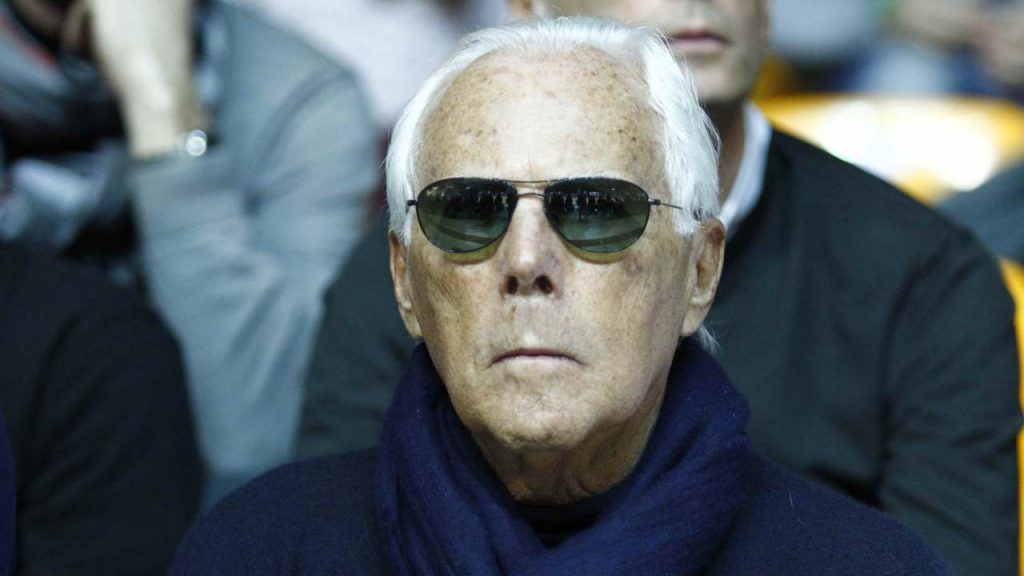 Addio Giorgio Armani: il re della moda si è spento per sempre | Ecco chi era al suo fianco nel momento del decesso