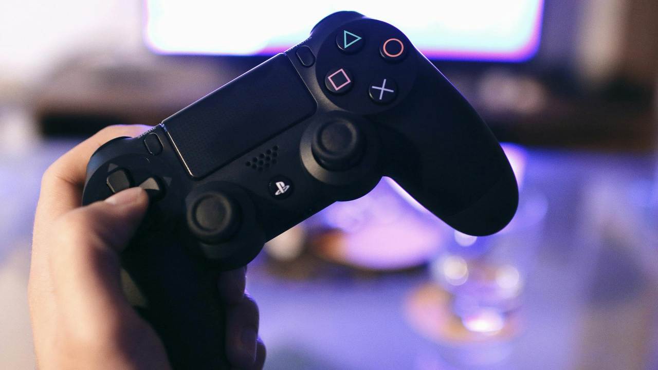 Sassari, truffa per una PlayStation | 31enne si finge poliziotto e estorce 2.640 euro: minacce e richieste di denaro dopo l’acquisto online
