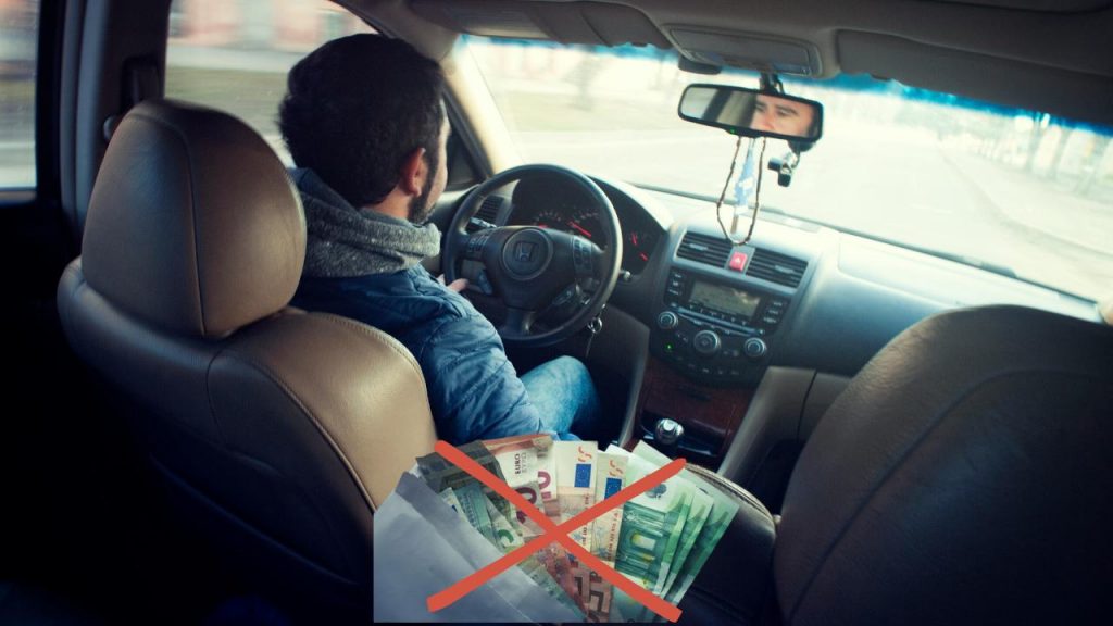 Uomo al volante di un'auto