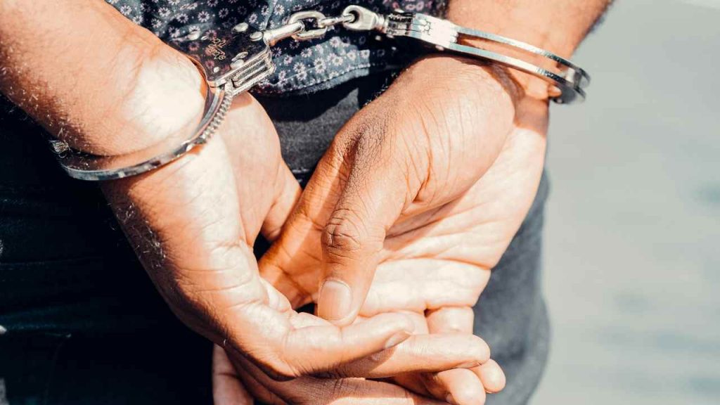 Cagliari, colpisce soccorritore e si scaglia contro i carabinieri | In manette 49enne tunisino recidivo
