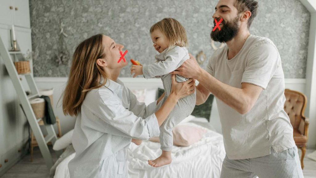 Genitori che giocano con la loro bimba