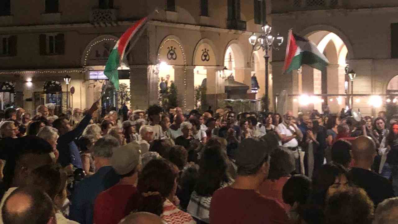 Sassari, corteo contro le violenze a Gaza | Cittadini in piazza per la Palestina: “Rompiamo il silenzio”