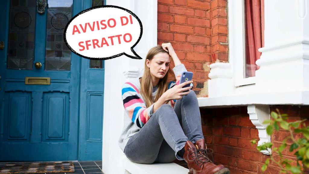 Ragazza preoccupata con cellulare in mano seduta fuori casa