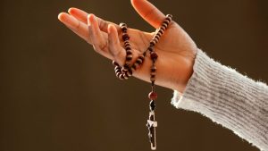 Simboli religiosi in auto, scatta la multa - sardegnainblog.it - 20250929