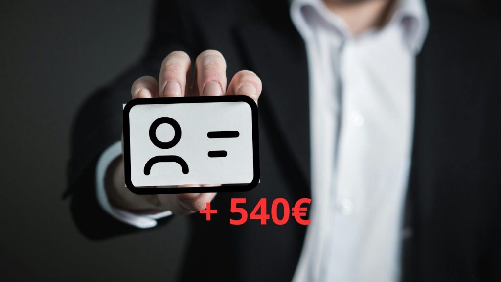 In primo piano si mostra una carta con i propri dati anagrafici