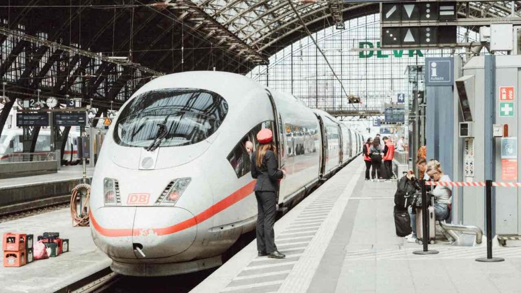Treno alla stazione